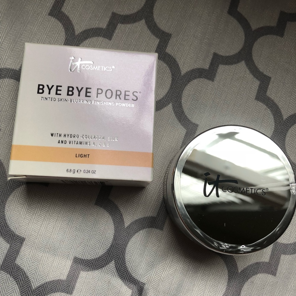 IT COSMETICS Bye Bye pores finishing powder -LIGHT